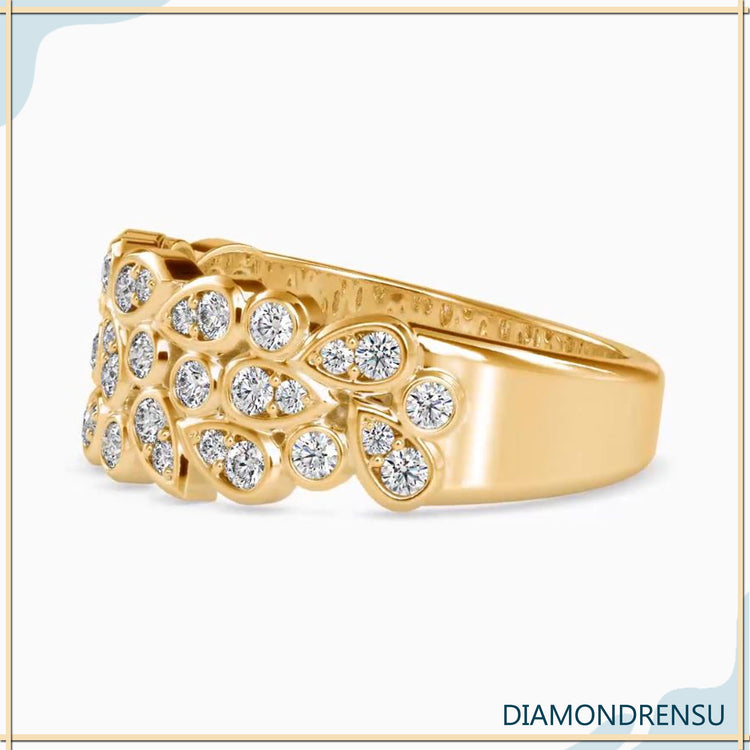 Handmade wedding band in white gold with round diamonds.
