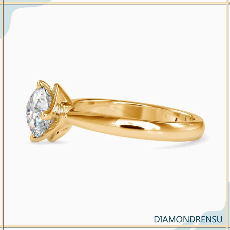 Solitaire diamond ring with round cut in rose gold.
