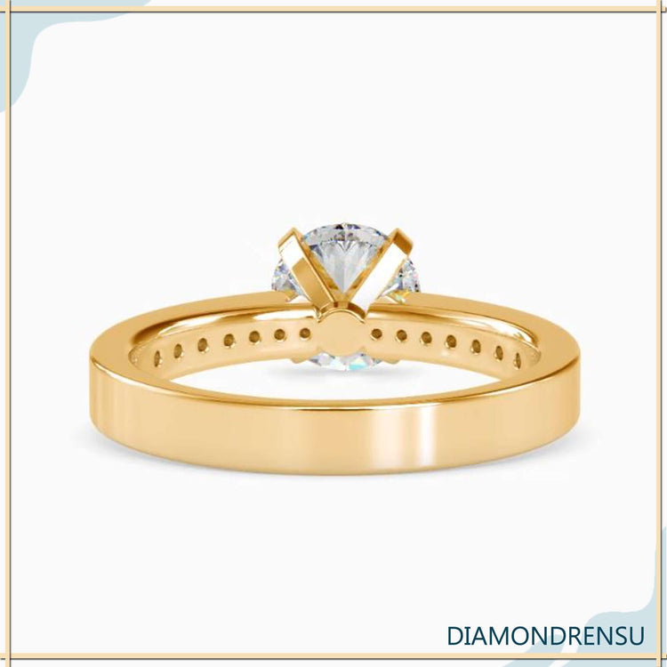 Yellow gold ring with customisable options and lab grown diamond centre.
