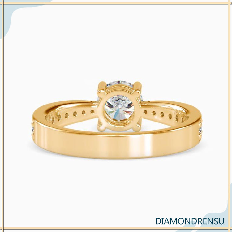 Four prong setting ring with centre round cut diamond.
