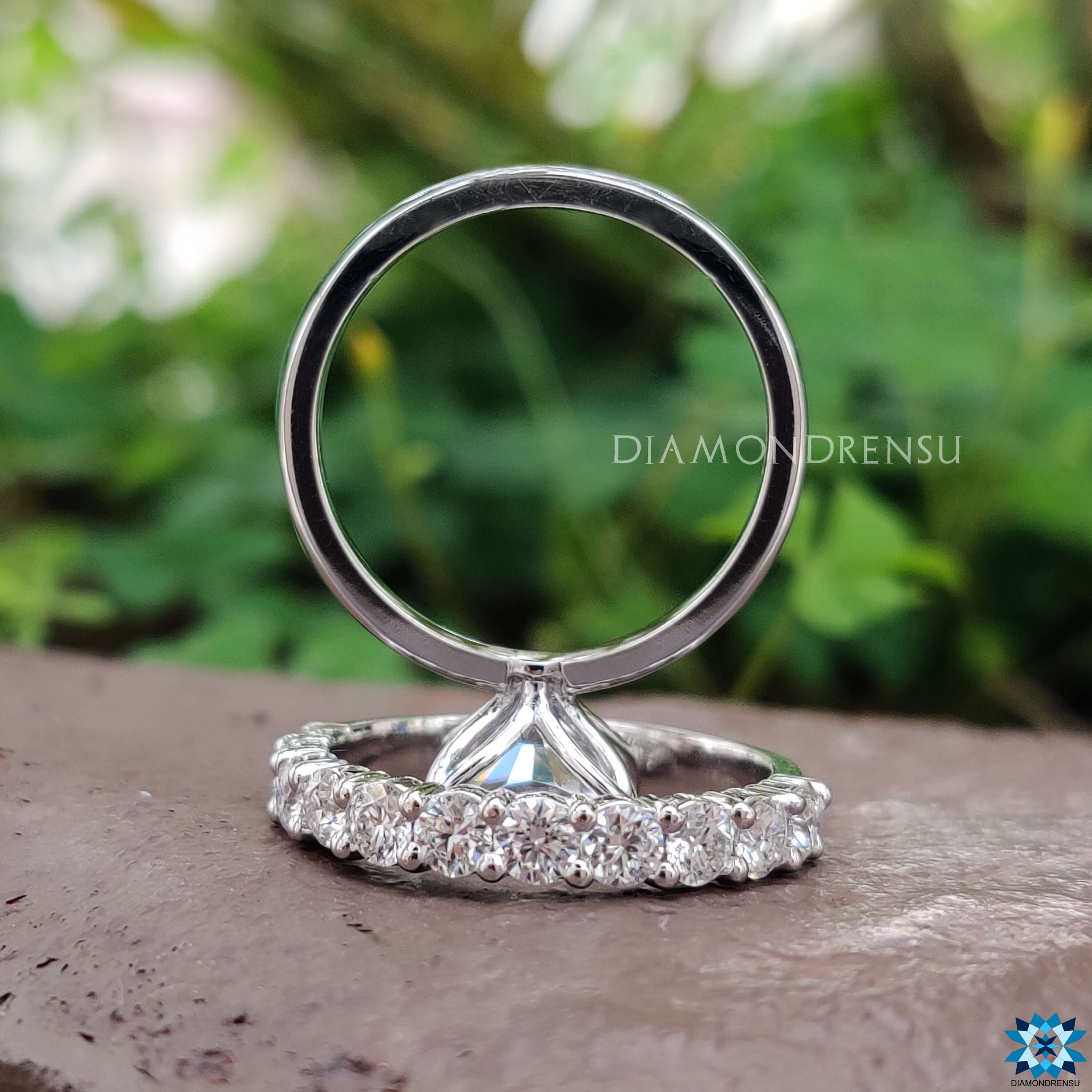 round brilliant cut moissanite - diamondrensu