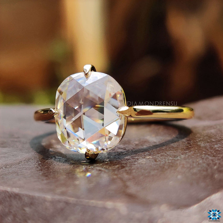 Solitaire setting moissanite ring with claw prongs.
