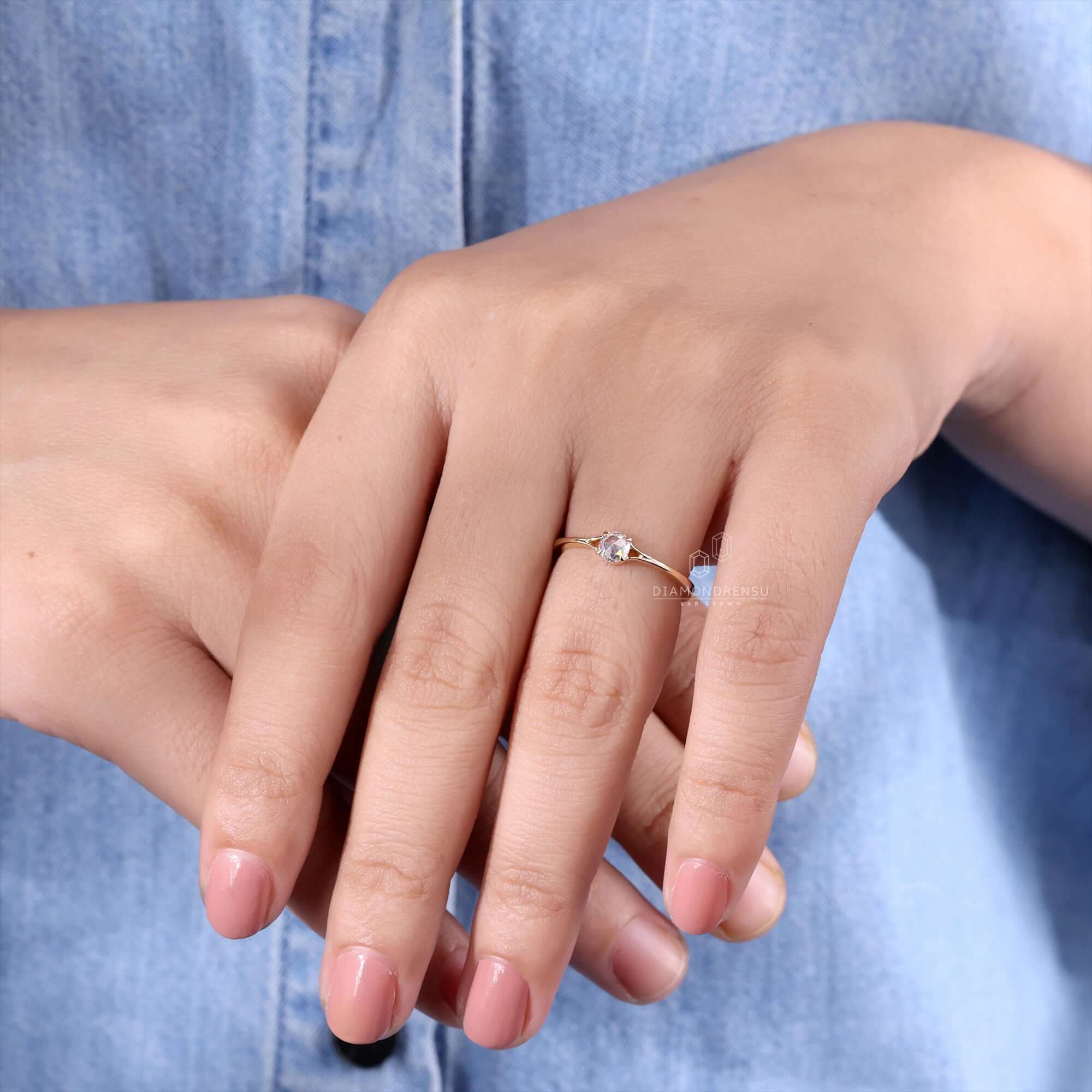 2 carat round diamond ring in a stunning yellow gold setting
