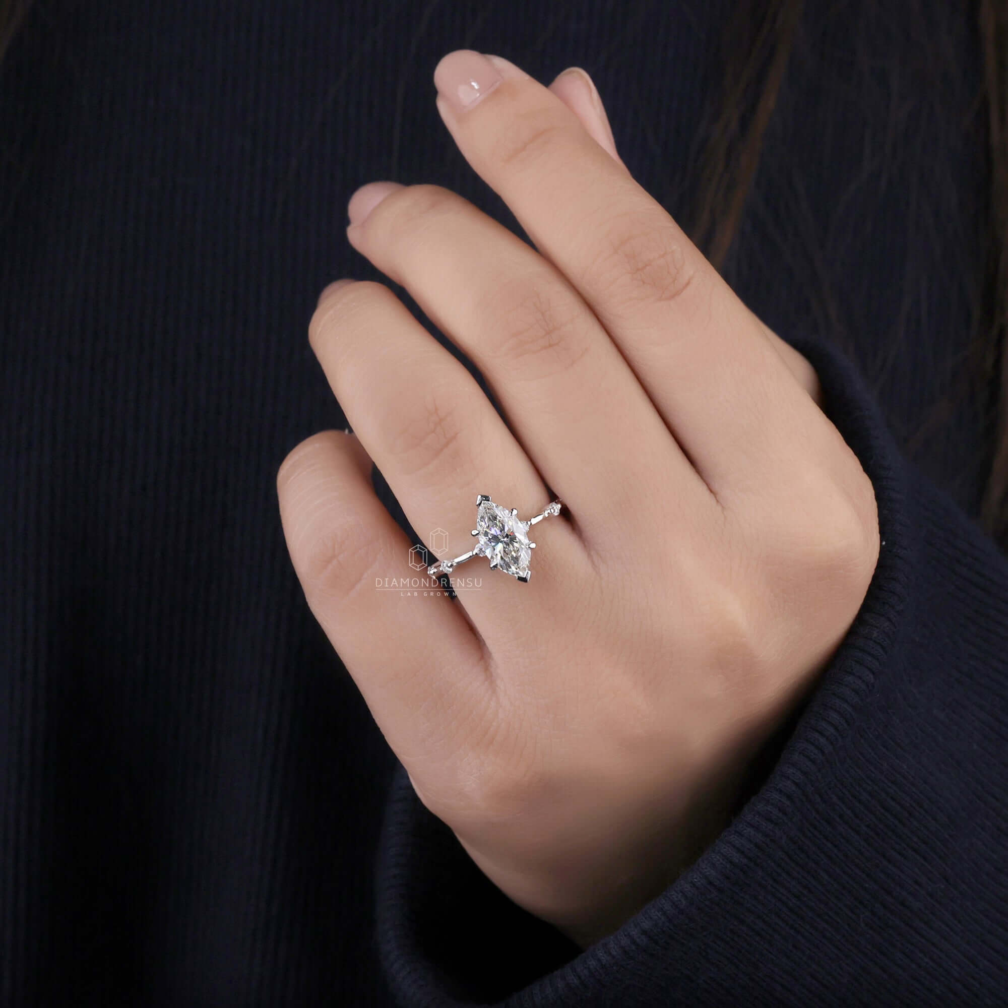 Diamondrensu engagement ring featuring lab-grown diamonds.