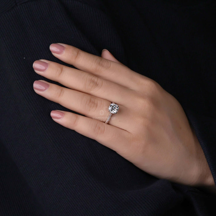 Beautiful pave ring diamond in a contemporary and elegant design.
