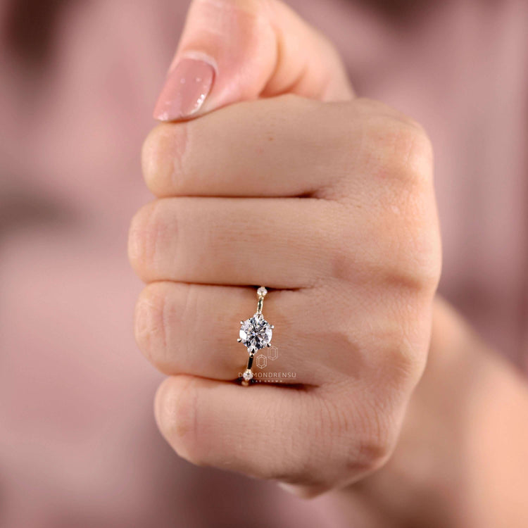 Round diamond ring crafted for ultimate sophistication.