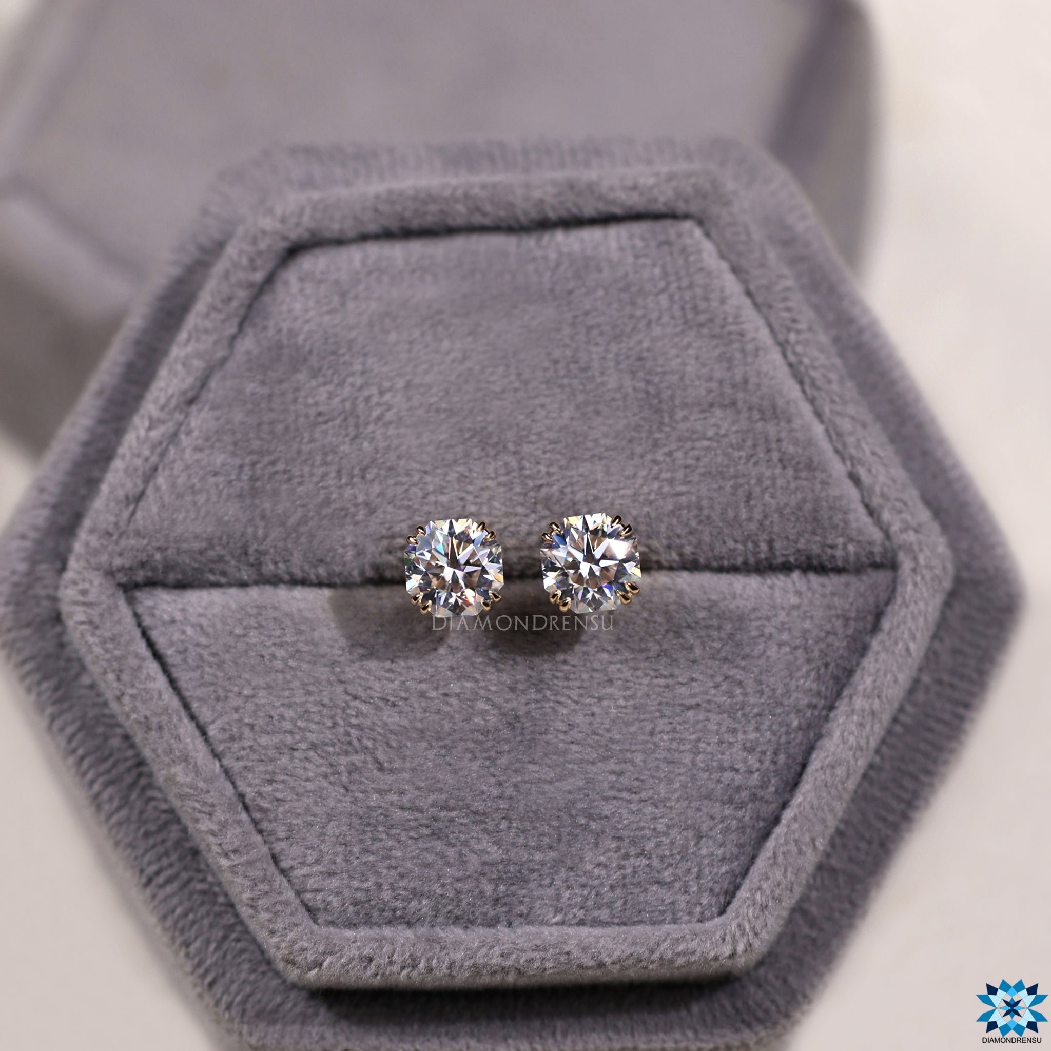 moissanite stud - diamondrensu