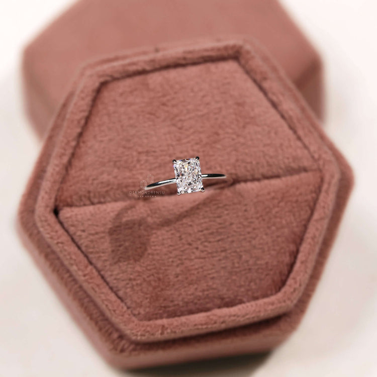 Engagement ring solitaire with a stunning lab-grown diamond, IGI certified.