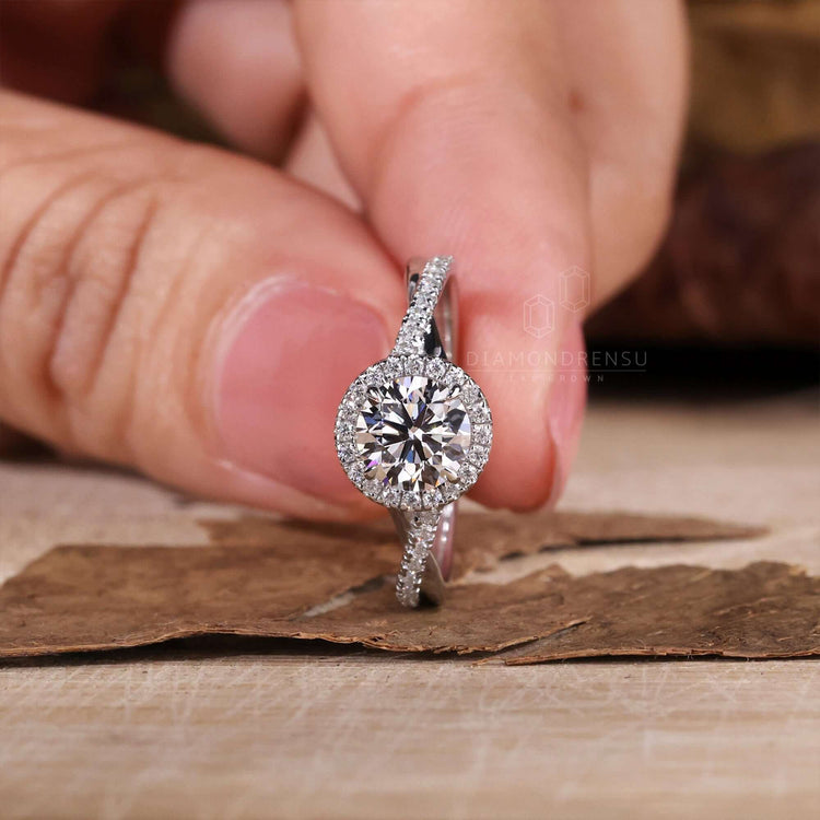 Round brilliant cut diamond set in a 4 prong claw setting.
