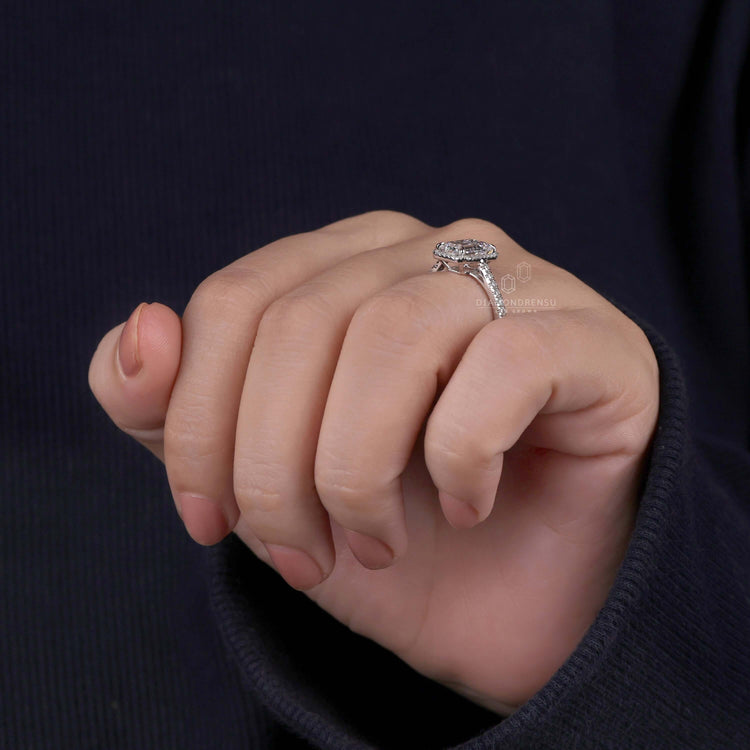Handmade ring by Diamondrensu UK with an IGI certified emerald
