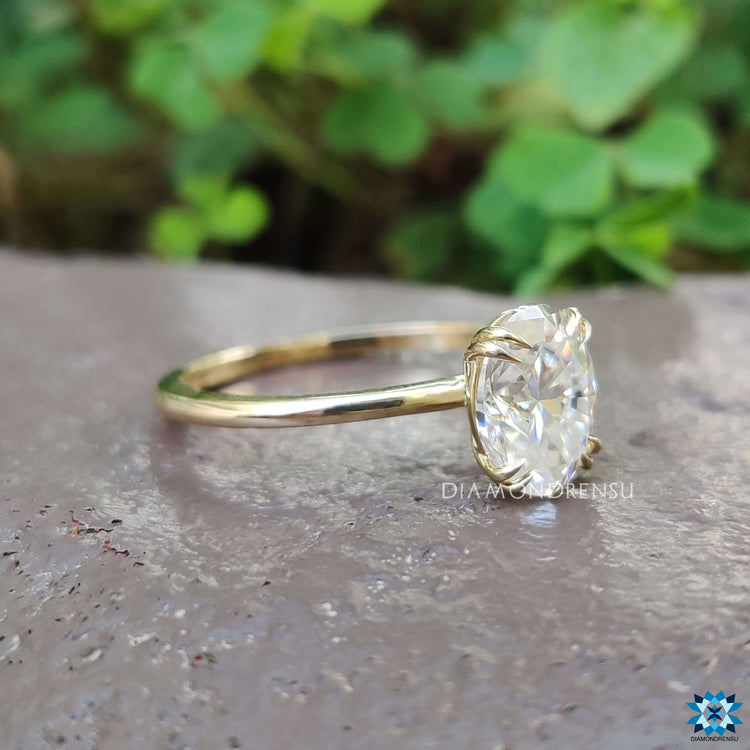 Diamondrensu UK oval cut moissanite engagement ring.
