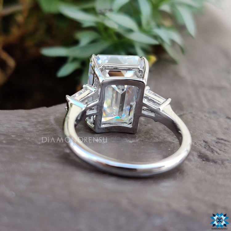 Diamondrensu UK emerald cut moissanite ring.
