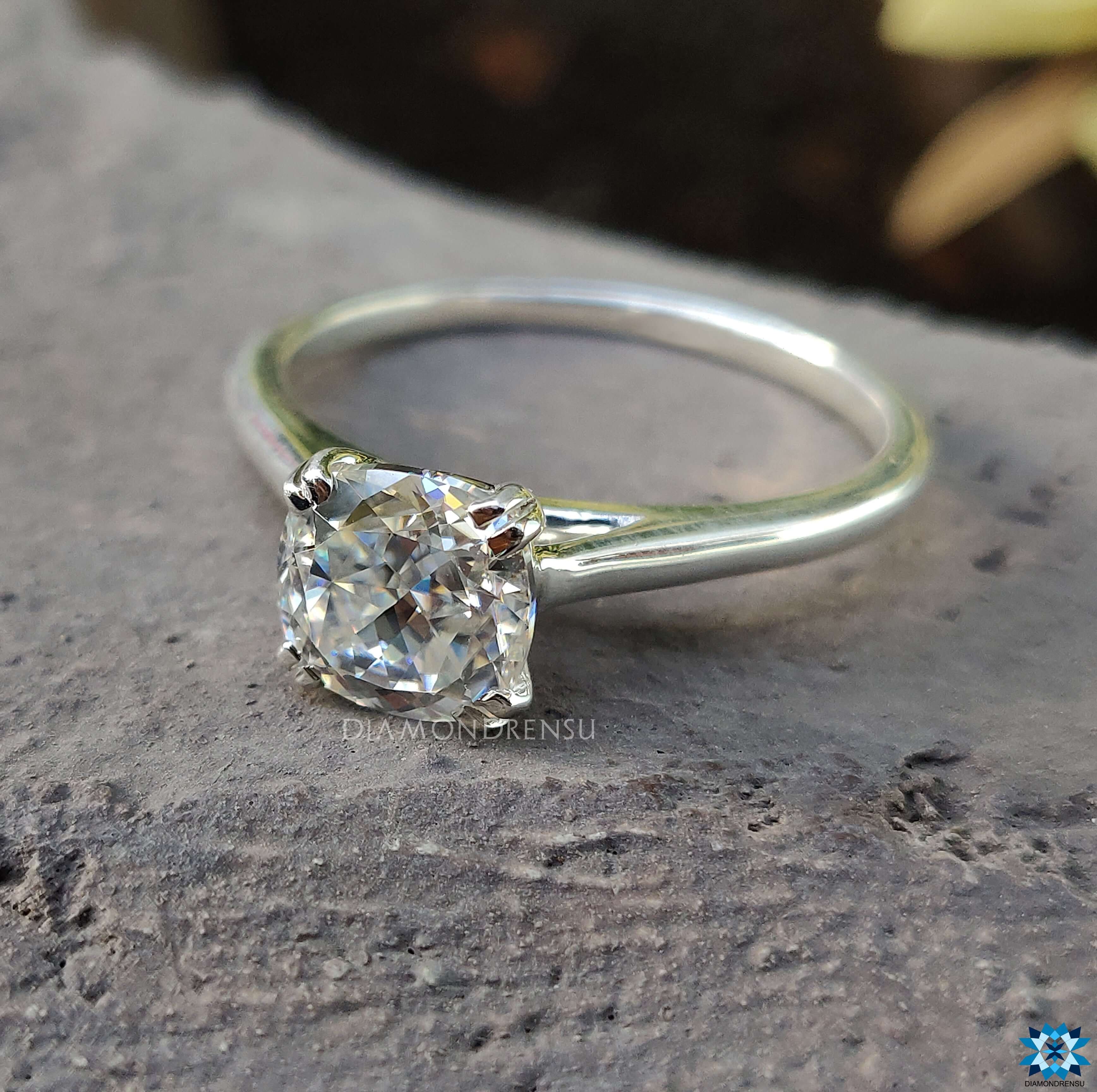 Cathedral ring with moissanite for engagement ring
