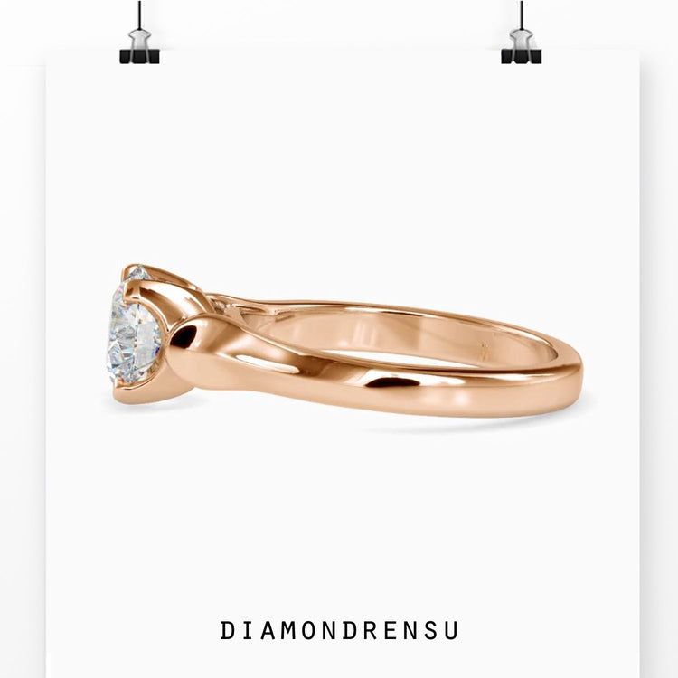 Diamondrensu UK ring with white gold and round diamond.
