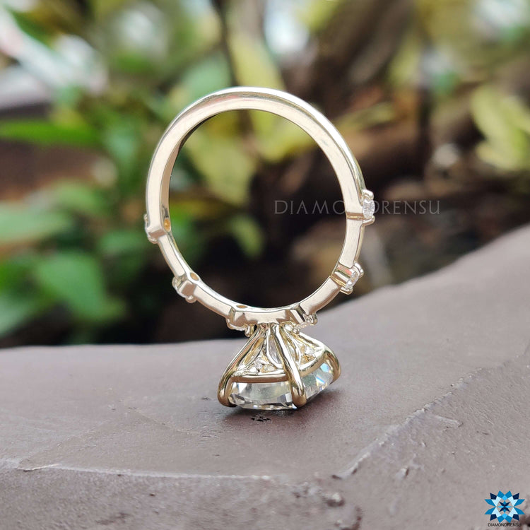 4 claw prong setting on cushion cut moissanite ring.
