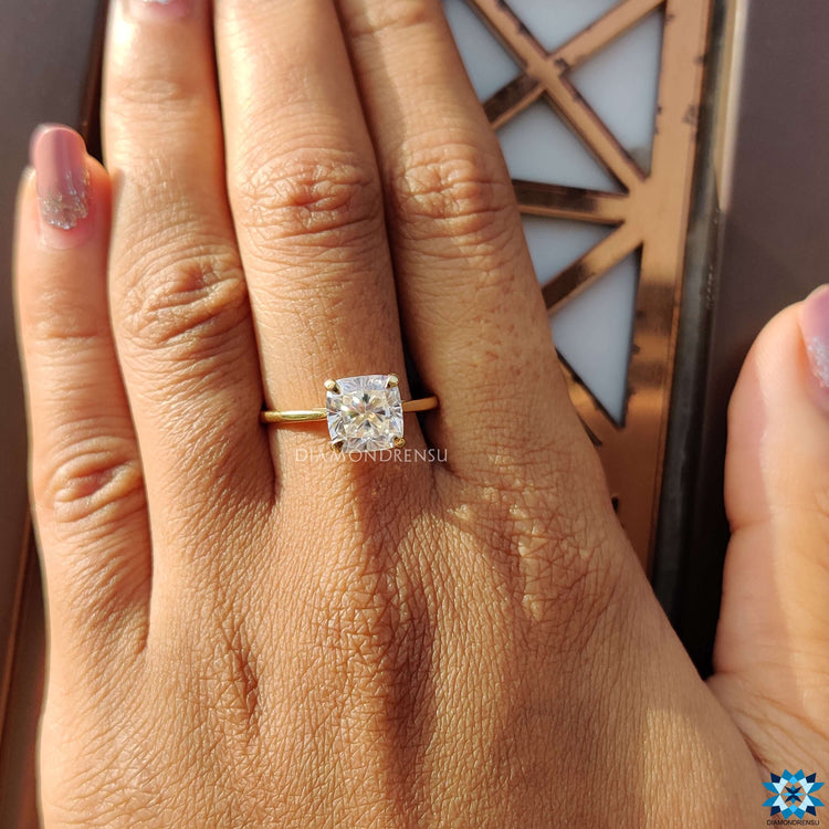 Diamondrensu UK engagement ring with cushion cut moissanite.
