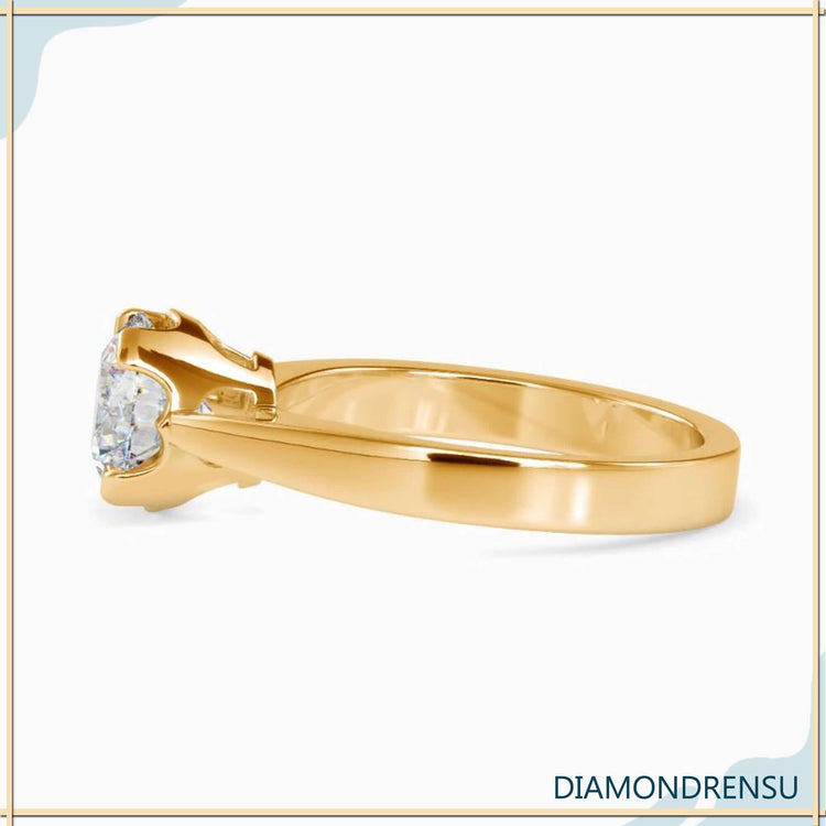 Buy diamond ring in the UK with round solitaire and custom design.
