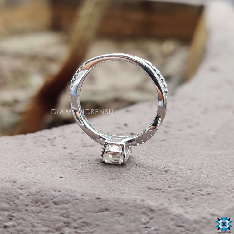 Diamondrensu UK emerald cut moissanite ring.
