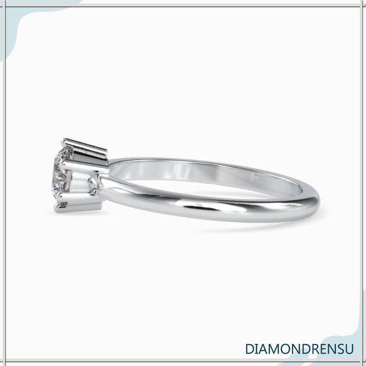 White gold solitaire ring with IGI certified round cut diamond.
