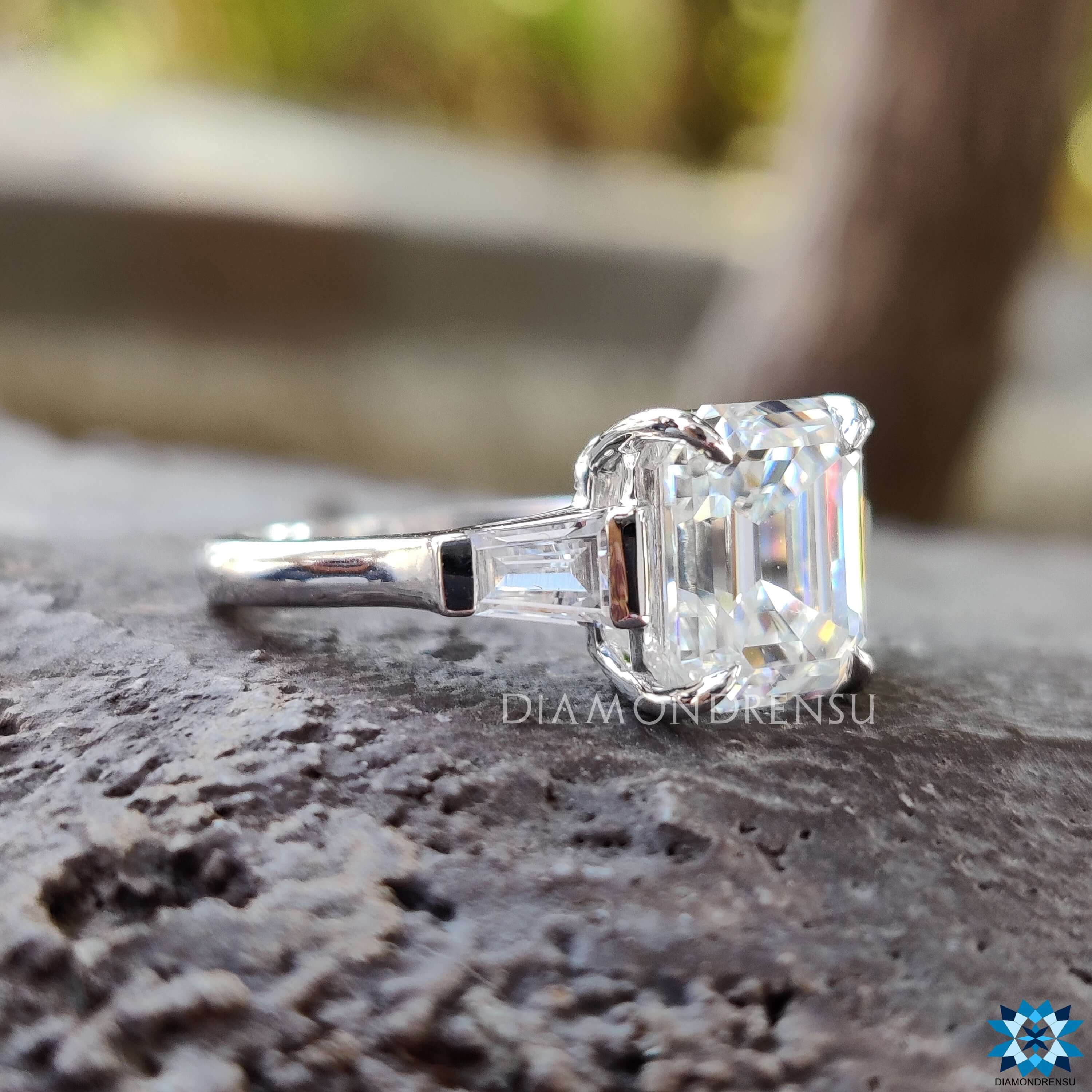 emerald cut moissanite ring - diamondrensu