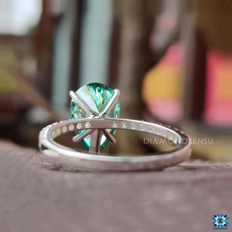 4 claw prong ring with v-shaped prong setting.
