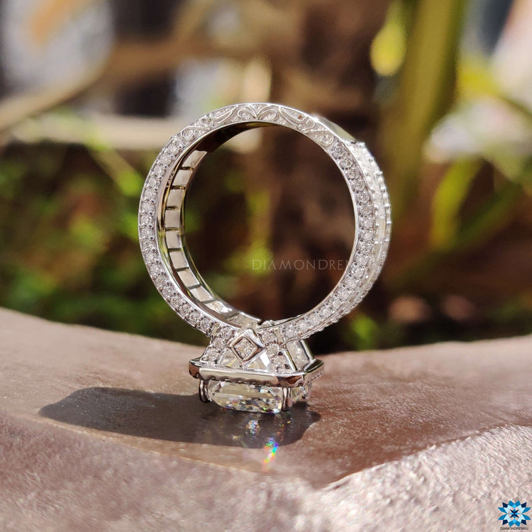 Halo setting ring with round cut halo design.
