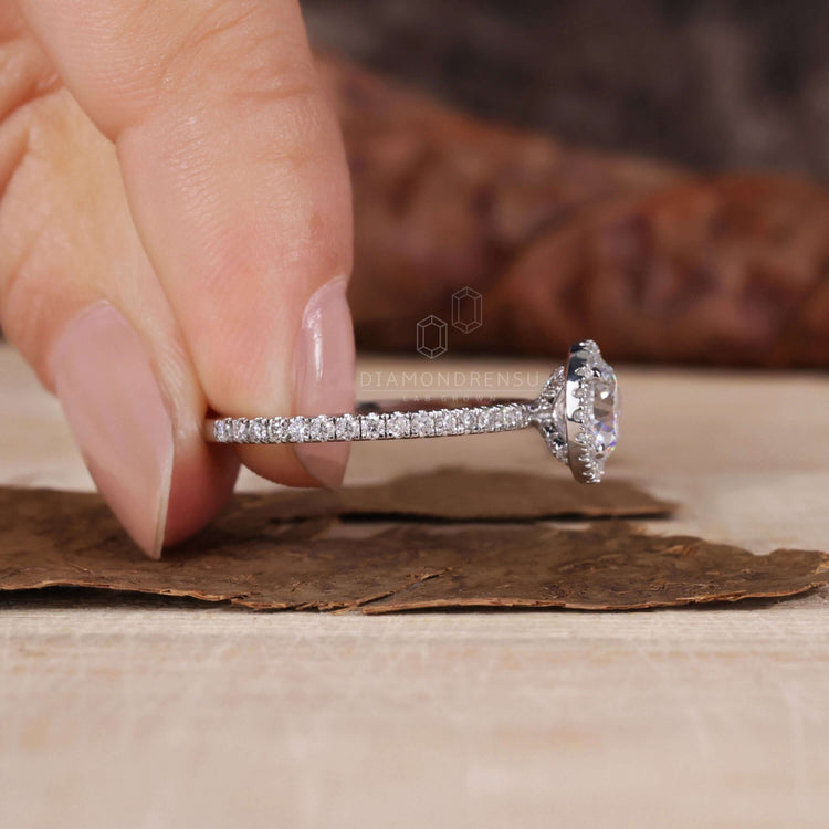 Round diamond engagement ring featuring a 4 prong claw setting
