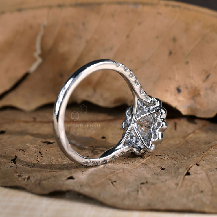 Gorgeous 2 carat round diamond ring with exceptional clarity
