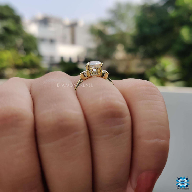 Diamondrensu UK engagement ring in yellow gold with carefully selected vintage-style cuts.
