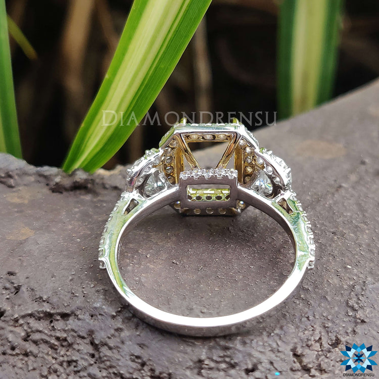 Two tone ring in white and yellow gold.
