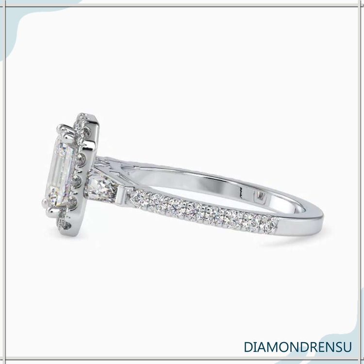 Round diamond side stone with emerald centrepiece.
