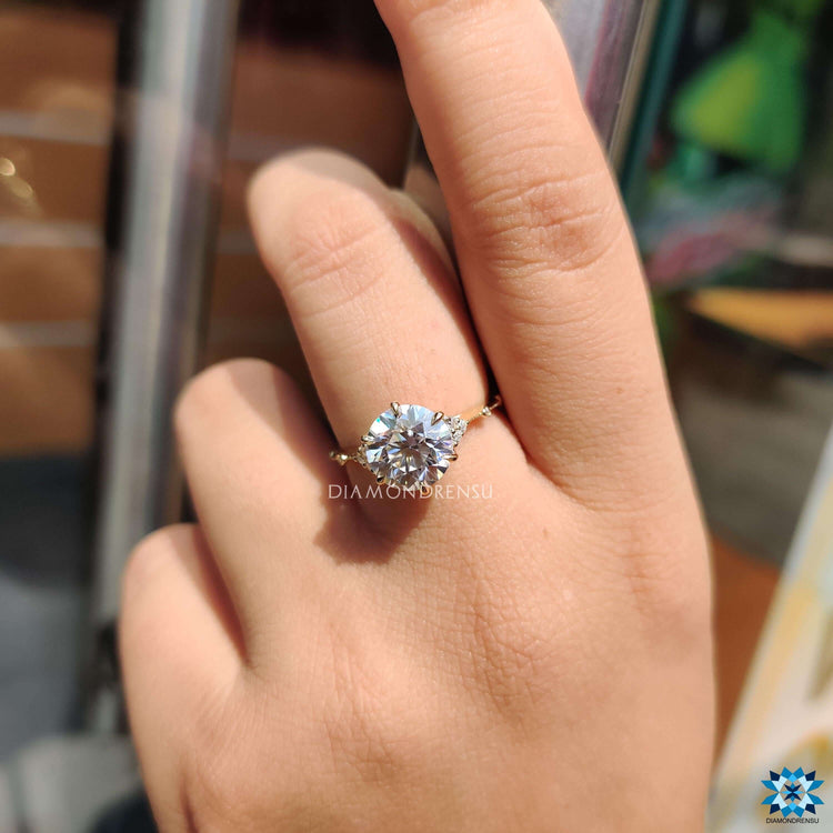 Elegant round cut moissanite ring in a classic muse mount.
