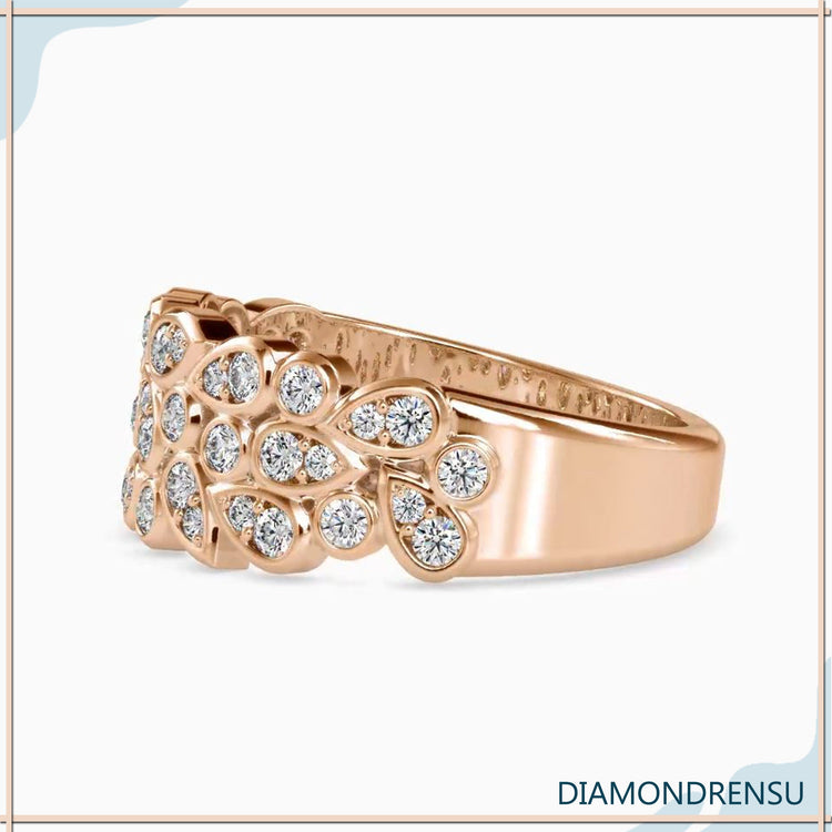 Buy UK diamond wedding band in round cut style.
