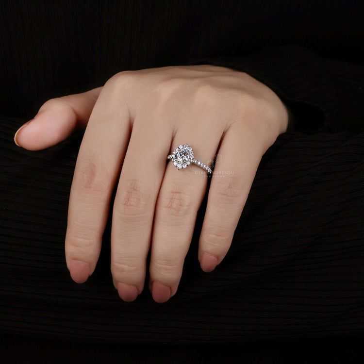 Round cut diamond ring featuring a 4 prong round diamond engagement ring design for lasting durability.
