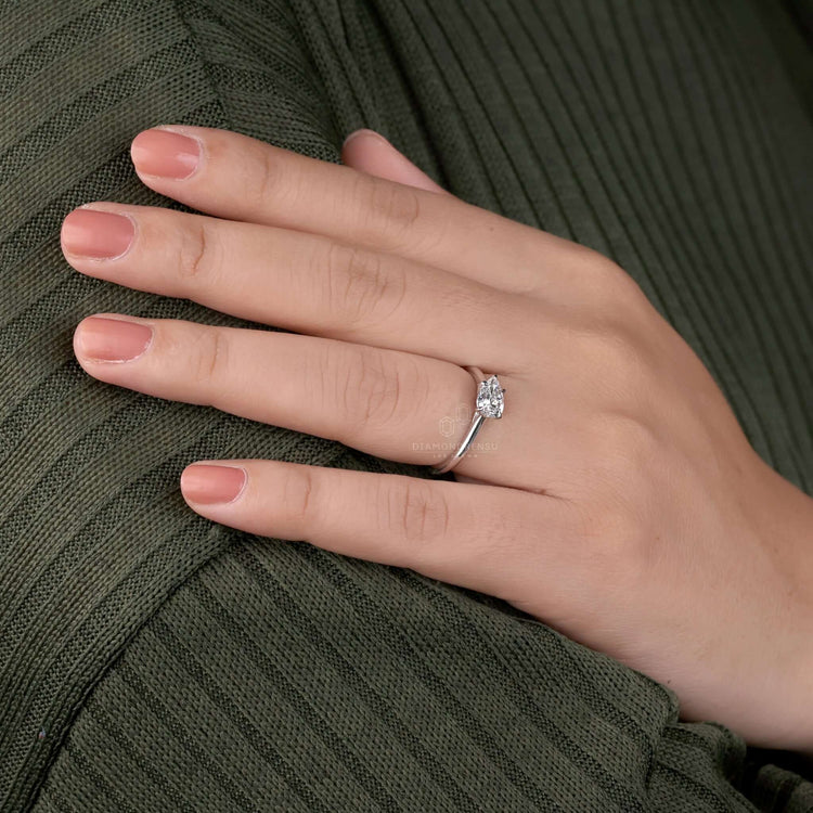 Cathedral setting engagement ring with an IGI certified diamond
