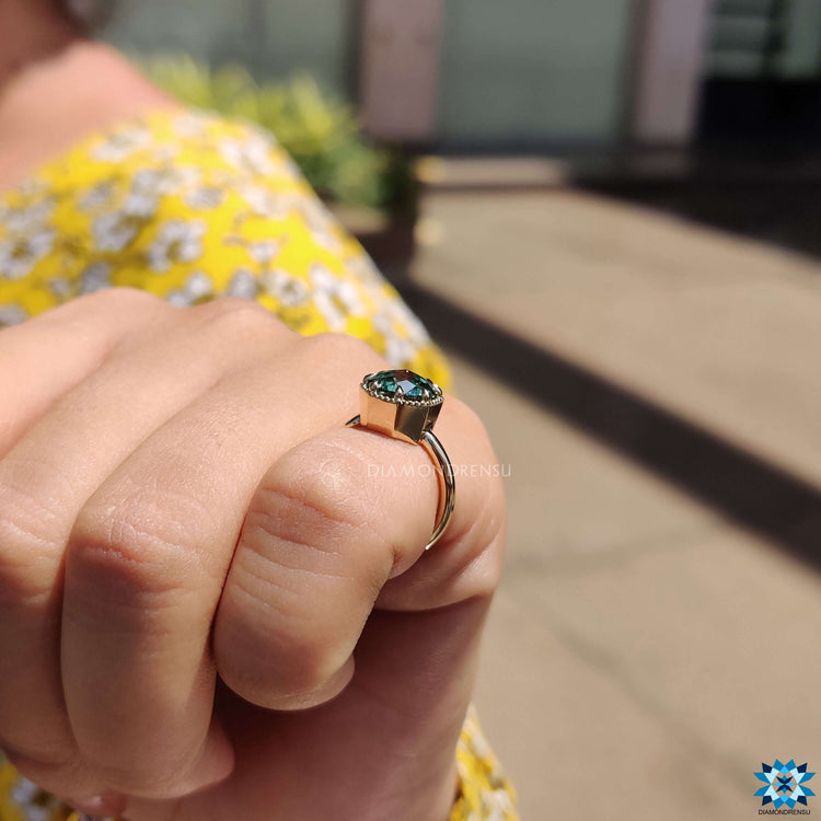 Diamondrensu UK yellow gold Jubilee ring.
