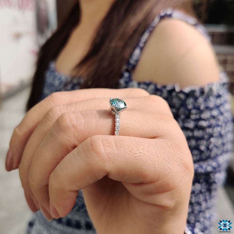 4 prong setting ring with round moissanite.
