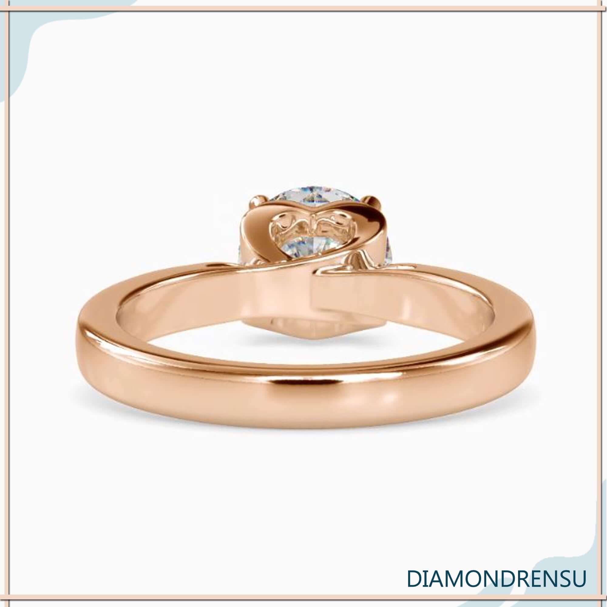 Diamondrensu ring with round diamond and handmade details.