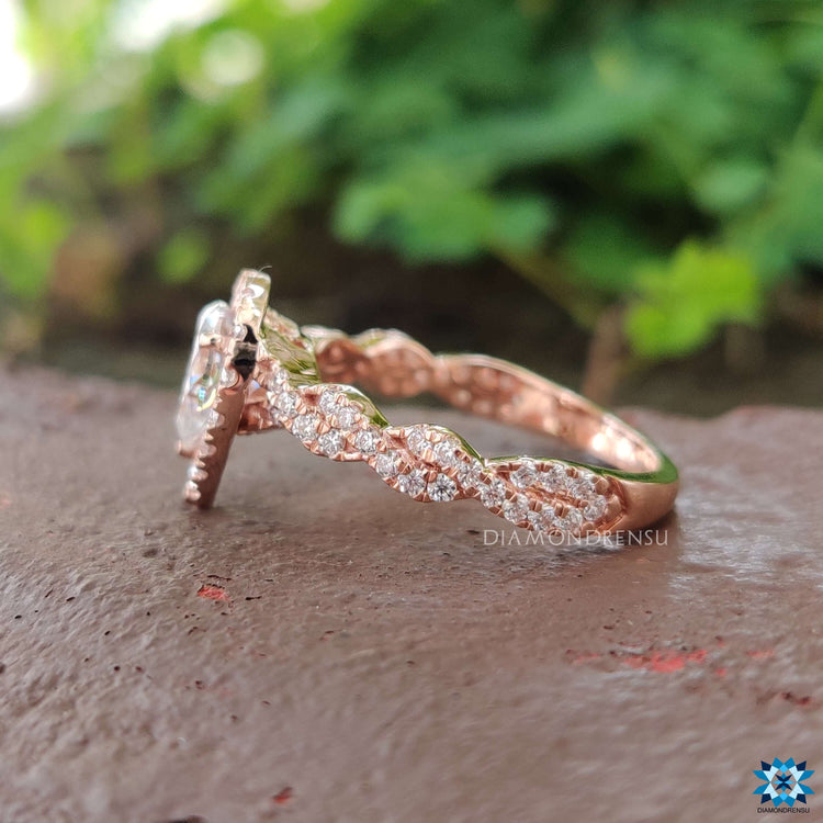 Diamondrensu UK pear halo ring with twisted pave design.
