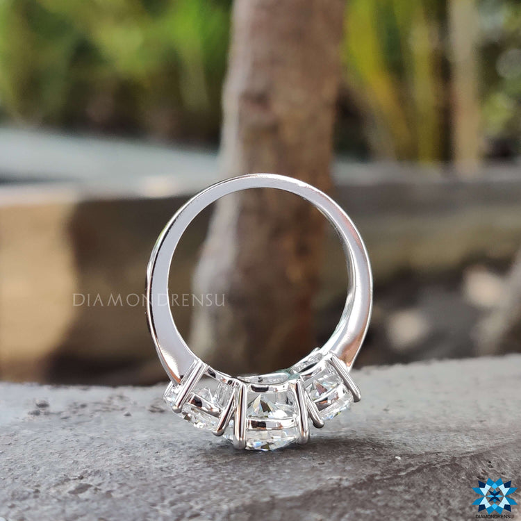 Diamondrensu UK white gold round cut engagement ring.
