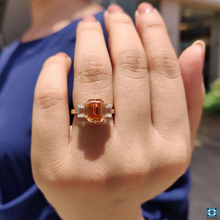 Elegant 6 claw prong setting on a gold band.
