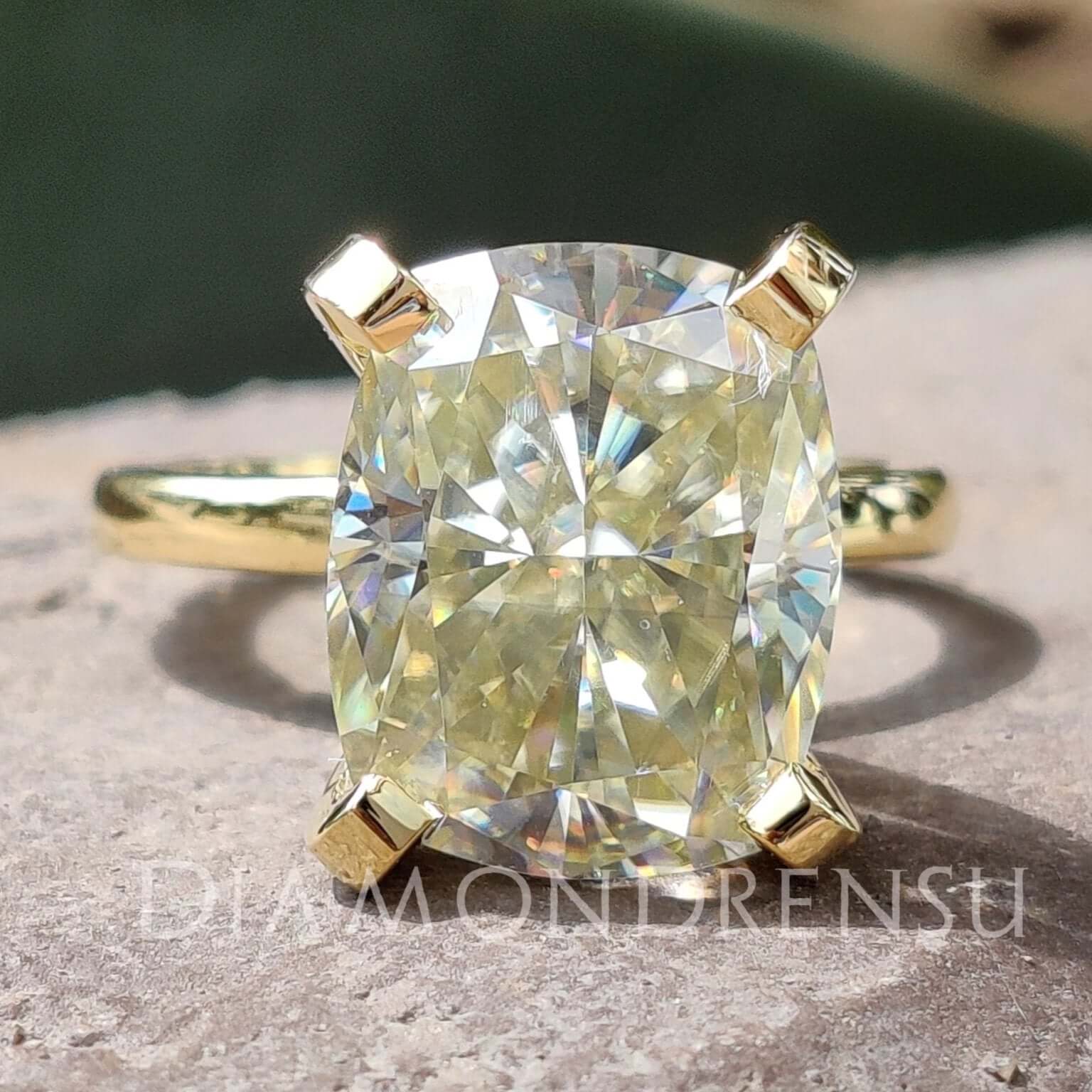 Cushion Cut Ring in elegant design.
