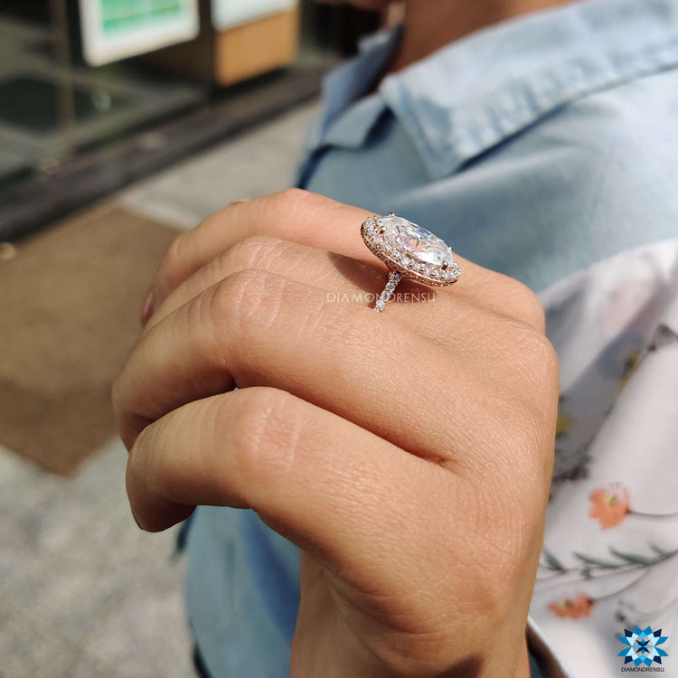 Diamondrensu UK oval hidden halo ring.

