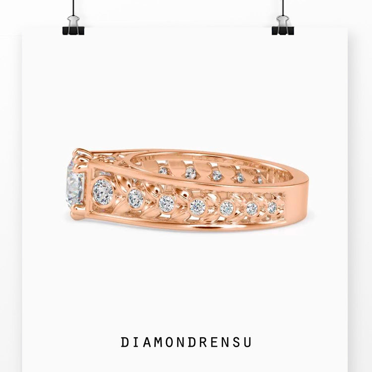 Vintage-inspired diamond ring in white gold.
