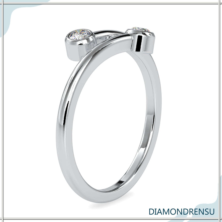 Diamondrensu UK wedding band with bypass design in white gold.
