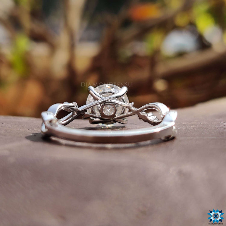 Simple twisted band with round moissanite.
