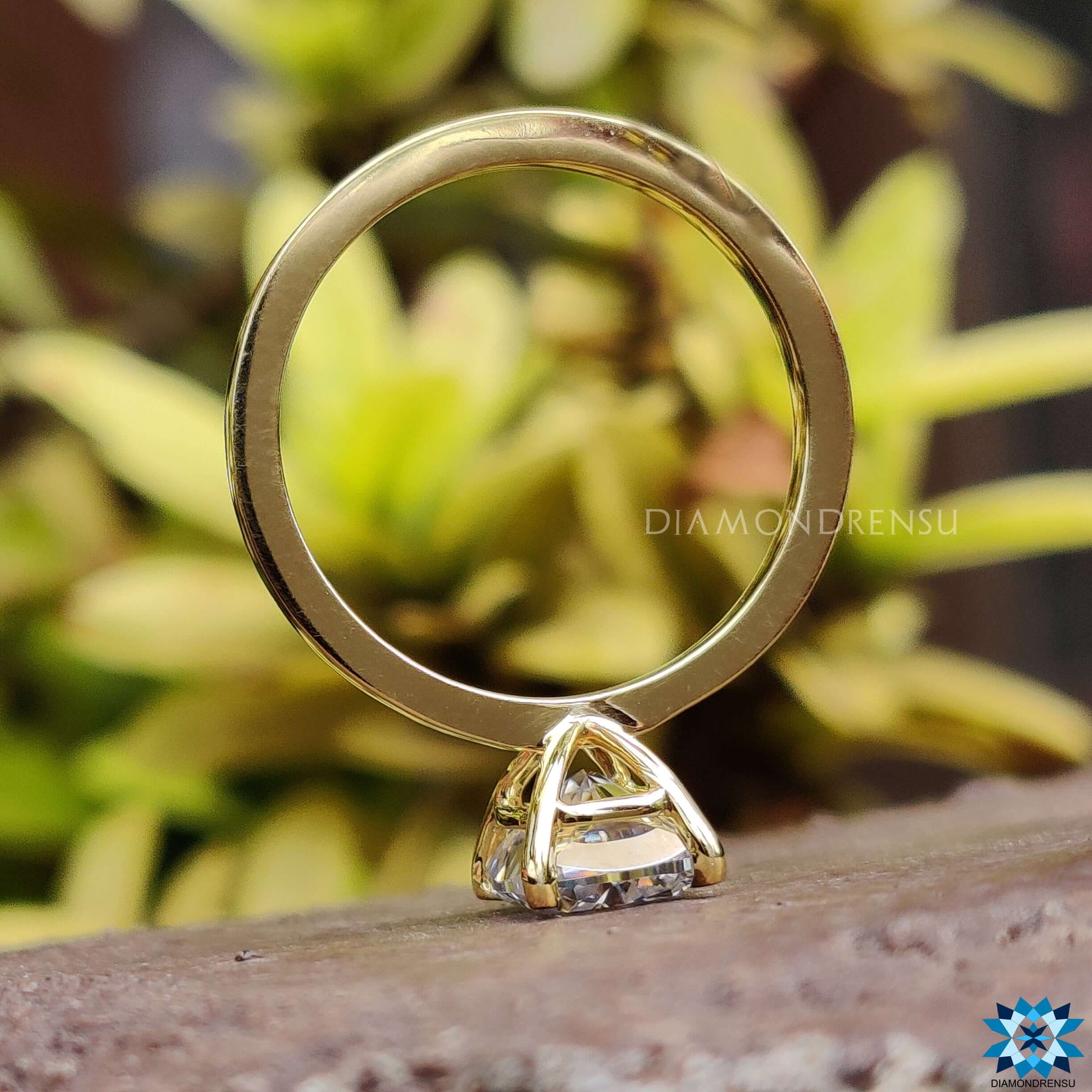 Gold solitaire ring with classic design in yellow gold