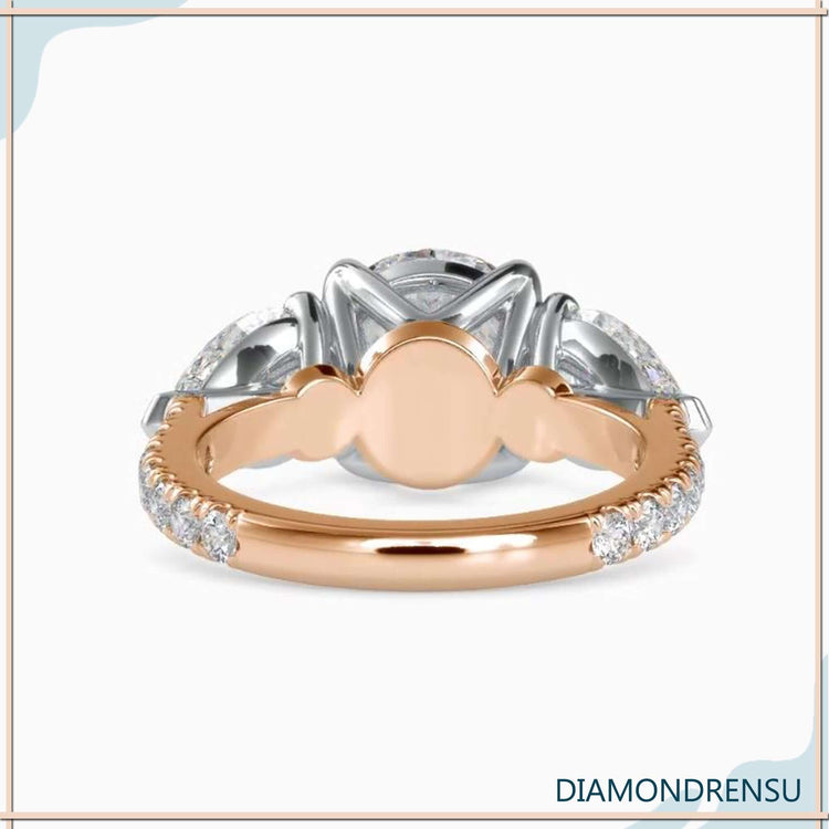 Customisable yellow gold ring with round and pear diamonds.
