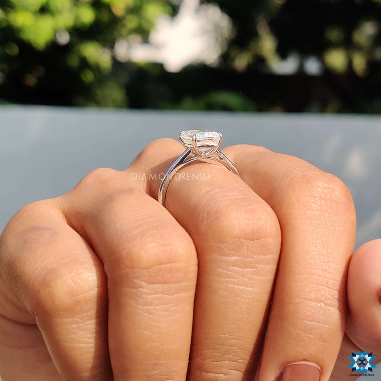 Minimalist moissanite ring in white gold with elegant cathedral profile.

