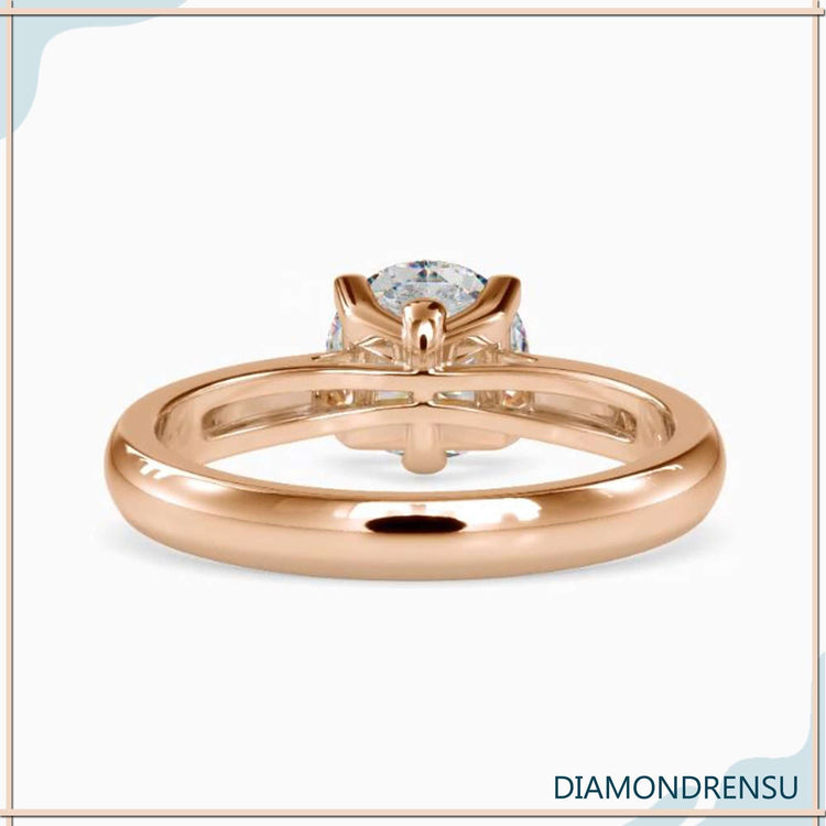 Diamondrensu UK ring with a 4 prong setting and round cut lab grown diamond centrepiece.
